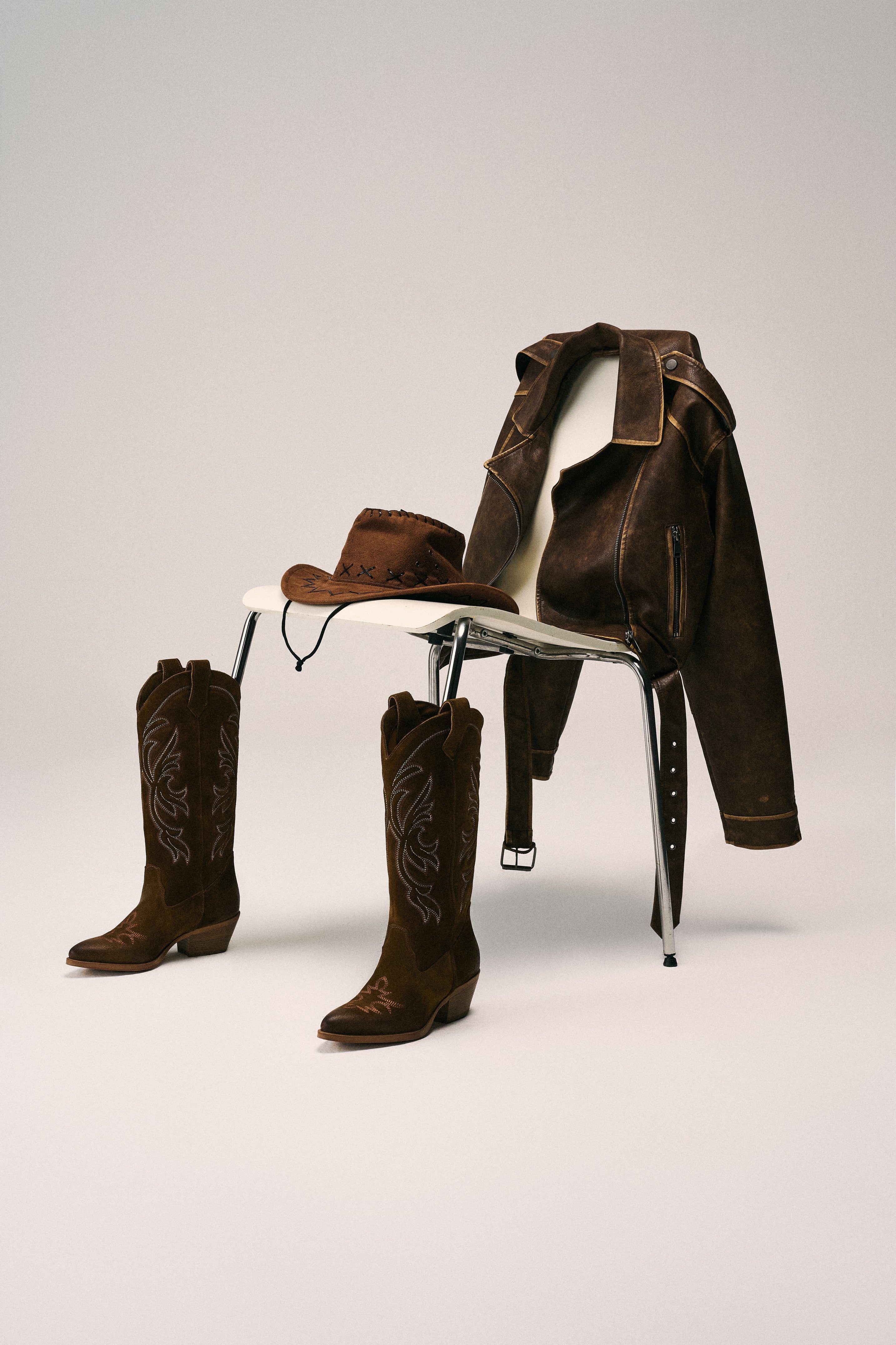 Stivale in Camoscio Tabacco con Ricamo Beige - Selene